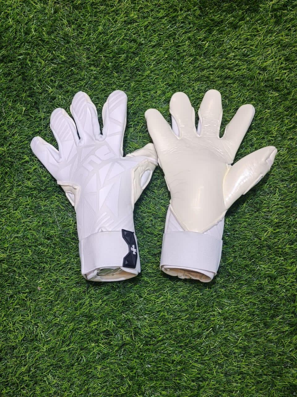 جوانتى وان -one goalkeepe gloves
